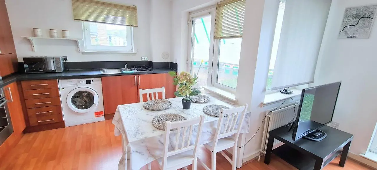 Modern Spacious 3 Bedroom City Centre Apartment - Free Parking - Private Balcony - Excellent Service Edinburgh