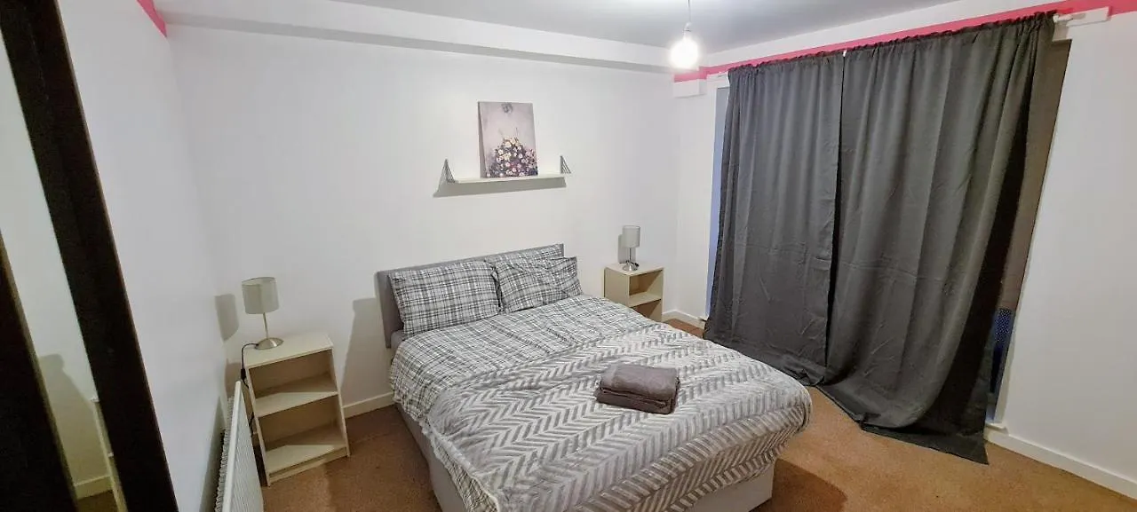 Modern Spacious 3 Bedroom City Centre Apartment - Free Parking - Private Balcony - Excellent Service Edinburgh