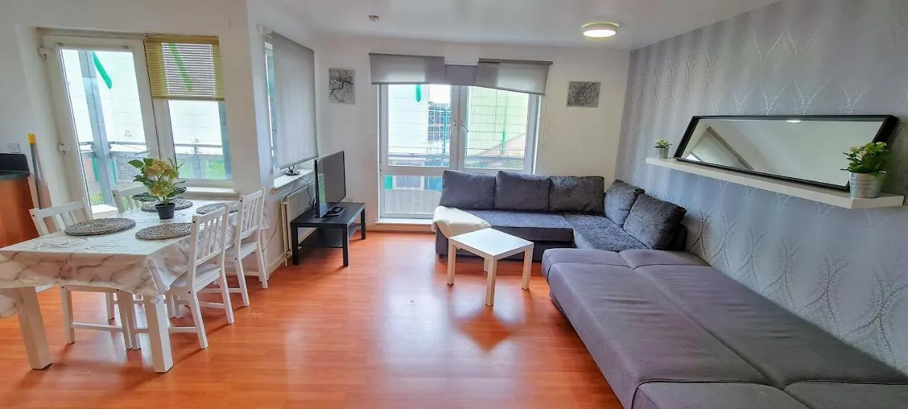 Modern Spacious 3 Bedroom City Centre Apartment - Free Parking - Private Balcony - Excellent Service location